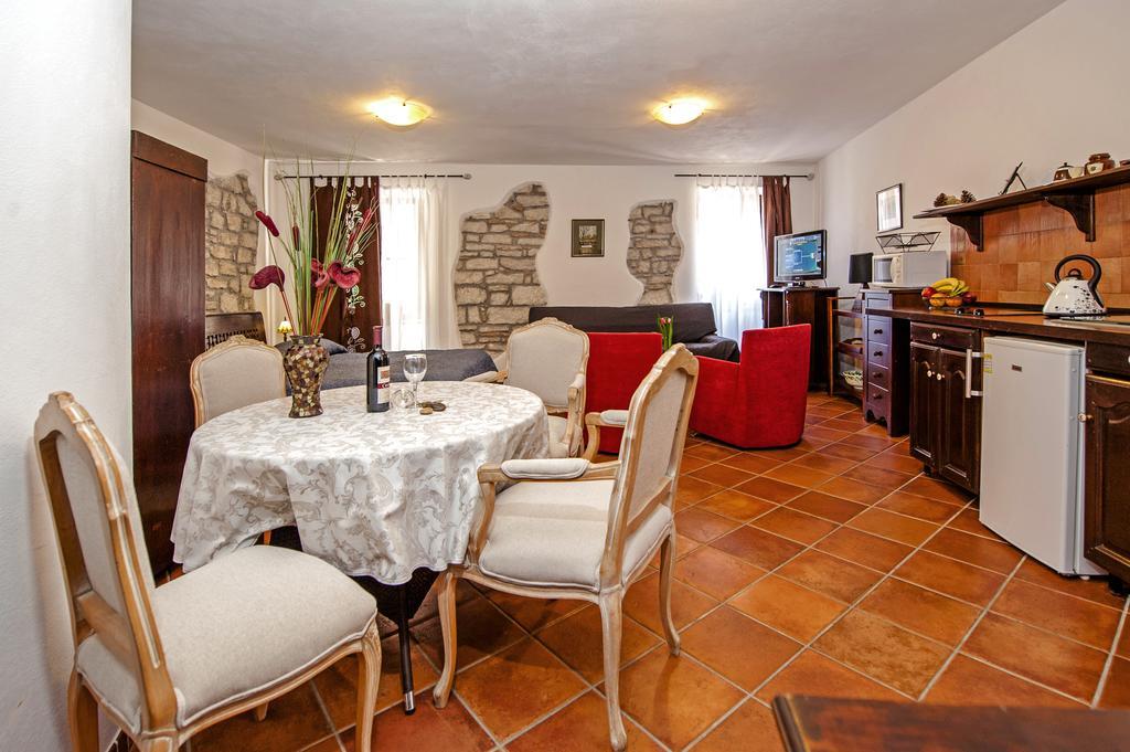 Apartments Taylor Rovigno Esterno foto