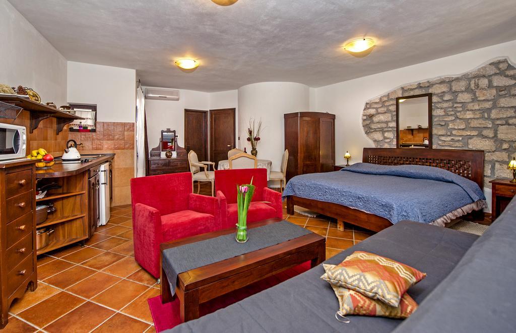 Apartments Taylor Rovigno Esterno foto